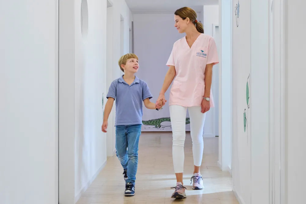 Kind und Mitarbeiterin im Flur von Lillizahn